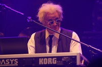 Michael Kocáb při koncertě Pražského Výběru 9. listopadu 2012 v pražské Tipsport Areně