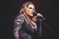 Beth Hart jezdí do Prahy v poslední době pravidelně. Naposledy zazpívala ve Foru Karlín 29. 11. 2018.