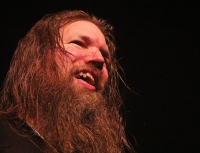 Zpěvák Amon Amarth Johan Hegg na Zimních Masters of Rock 2011