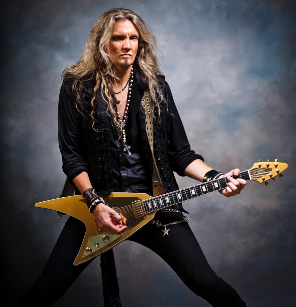 Kytarista Joel Hoekstra.