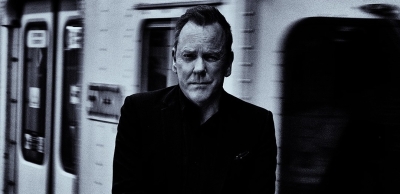 Zpívající herec Kiefer Sutherland.