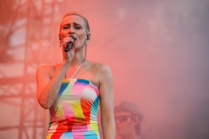 Hooverphonic se zpěvčkou Geike Arnaert zahráli pod širým nebem v Ledárnách Braník