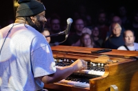 Zlomená kletba středečních gigů: Delvon Lamarr roztančil Lucerna Music Bar