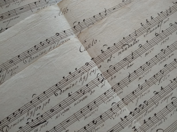Ukázka rukopisu na ručním papíře, který byl objevena v Kouřimském muzeu.