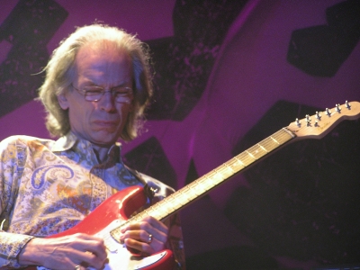 Steve Howe při koncertu 8. června 2004 v Sazka Areně 