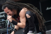 Lídr kapely Mark Osegueda v zápalu vystoupení na Metalfestu 2012