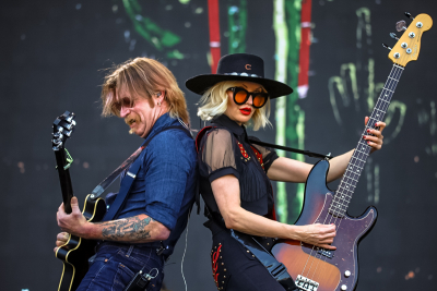 Jesse Hughes s Jennie Vee z kapely Eagles of Death Metal