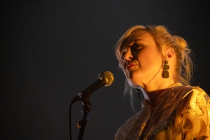 Josefine Lindstrand při koncertě v prostoru Kasárna Karlín 