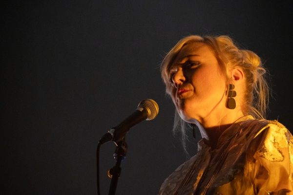 Josefine Lindstrand při koncertě v prostoru Kasárna Karlín 