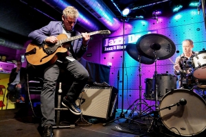 Kytarista Peter Bernstein a bubeník Bill Stewart na Hammond Days v Jazz Docku 8. srpna 2023