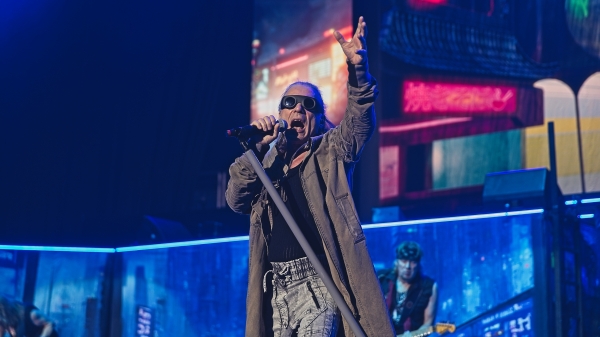 Bruce Dickinson v O2 Areně v čele Iron Maiden.