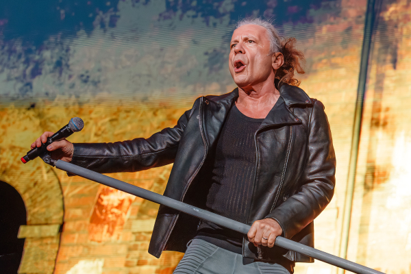 Bruce Dickinson při vystoupení Iron Maiden v Bratislavě 30. 5. 2026